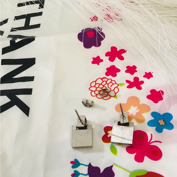 Beautiful brand name earring for Woman - Picture 4 of 6